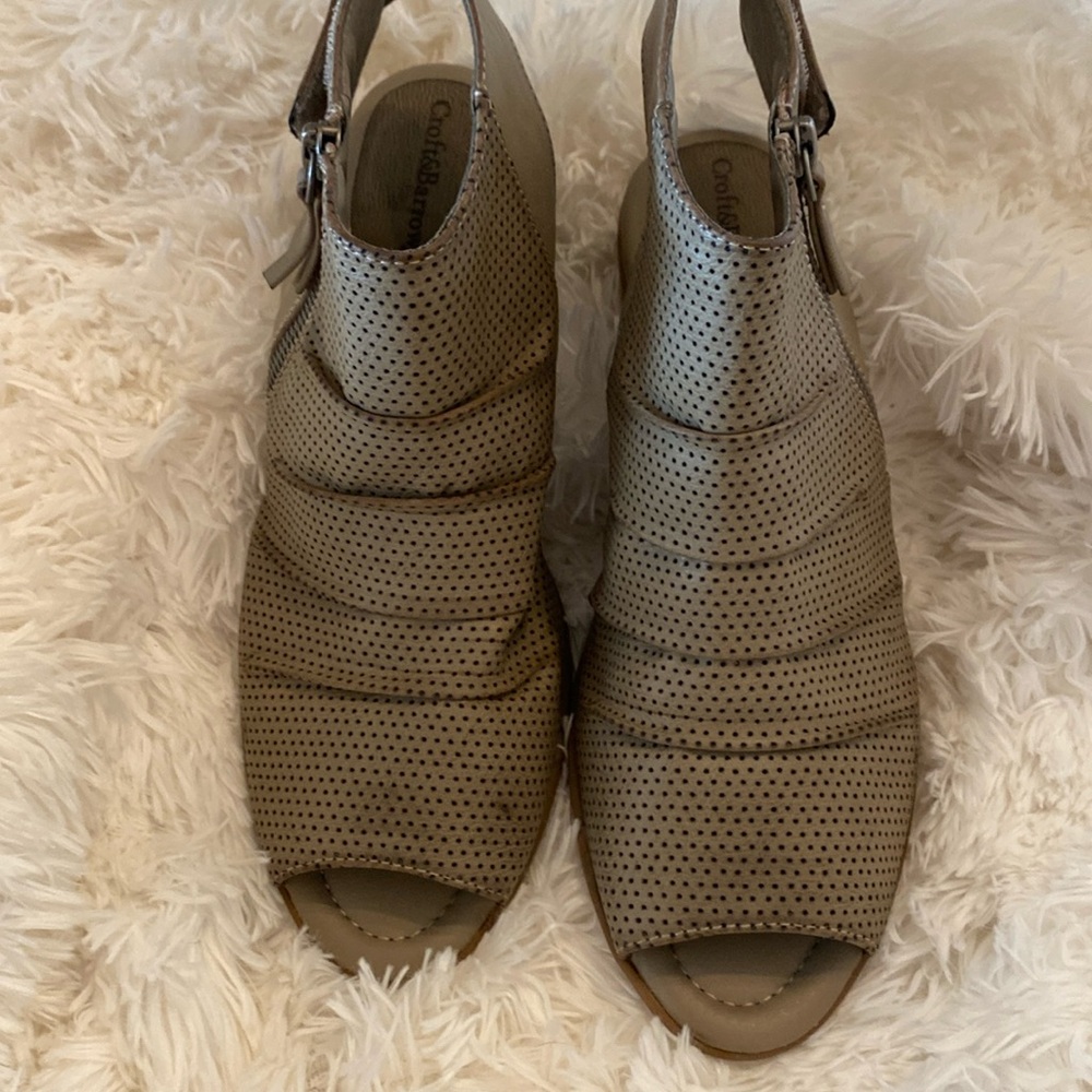 Heeled boot/sandal with Velcro strap and zippered side and textured design